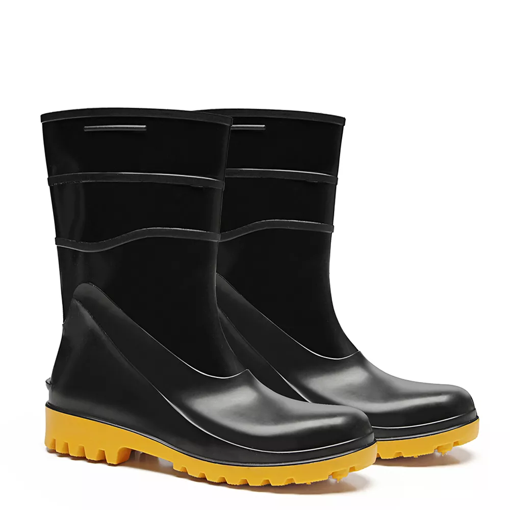 Bota PVC Bracol Acqua Flex Cano Curto preta com sola amarela – par de botas em PVC sobre fundo branco, ideal para uso profissional em ambientes úmidos e químicos